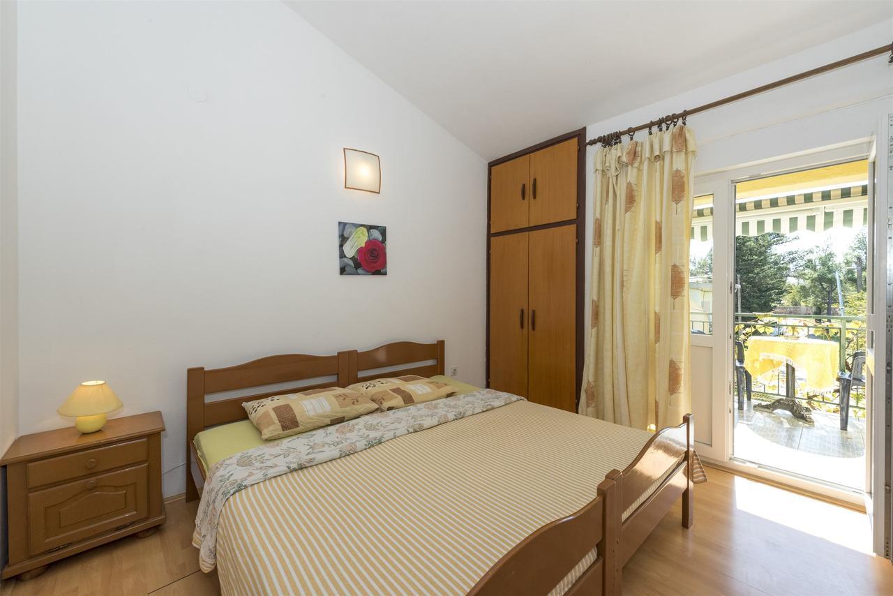 Apartments And Rooms Dragica Starigrad Exterior photo