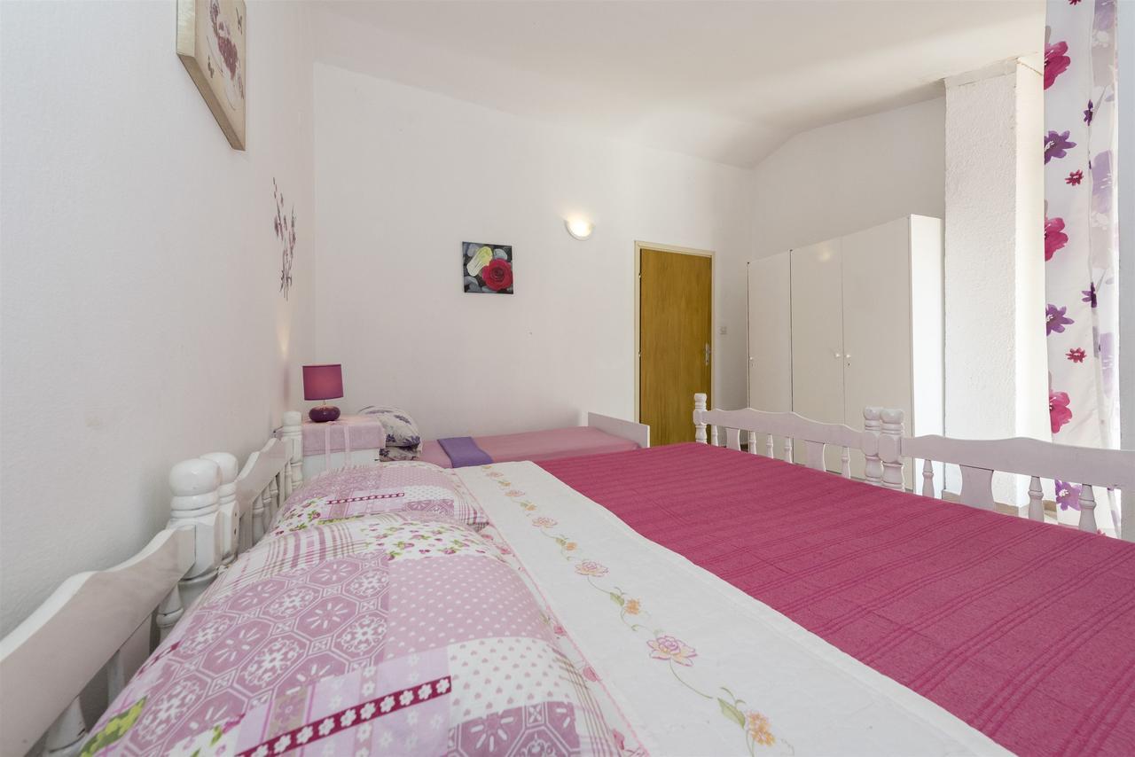 Apartments And Rooms Dragica Starigrad Exterior photo