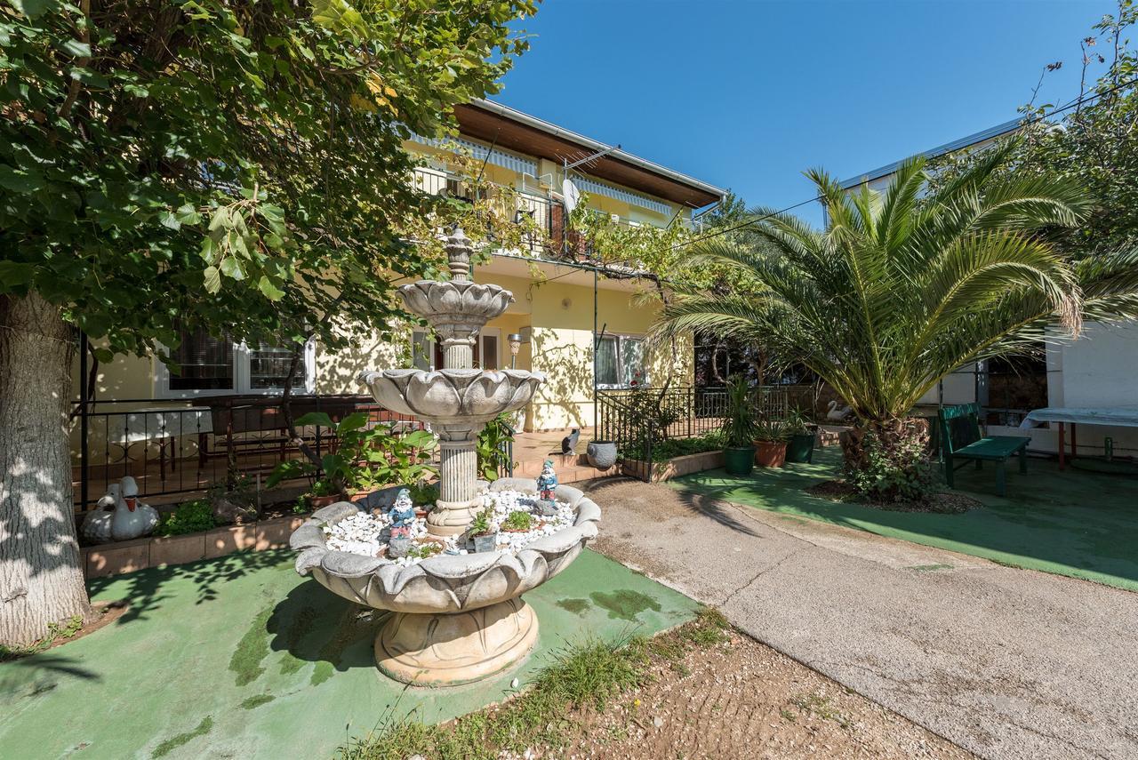 Apartments And Rooms Dragica Starigrad Exterior photo