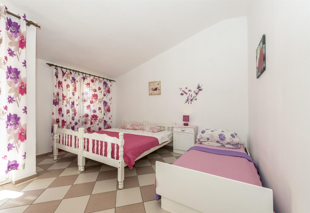 Apartments And Rooms Dragica Starigrad Exterior photo