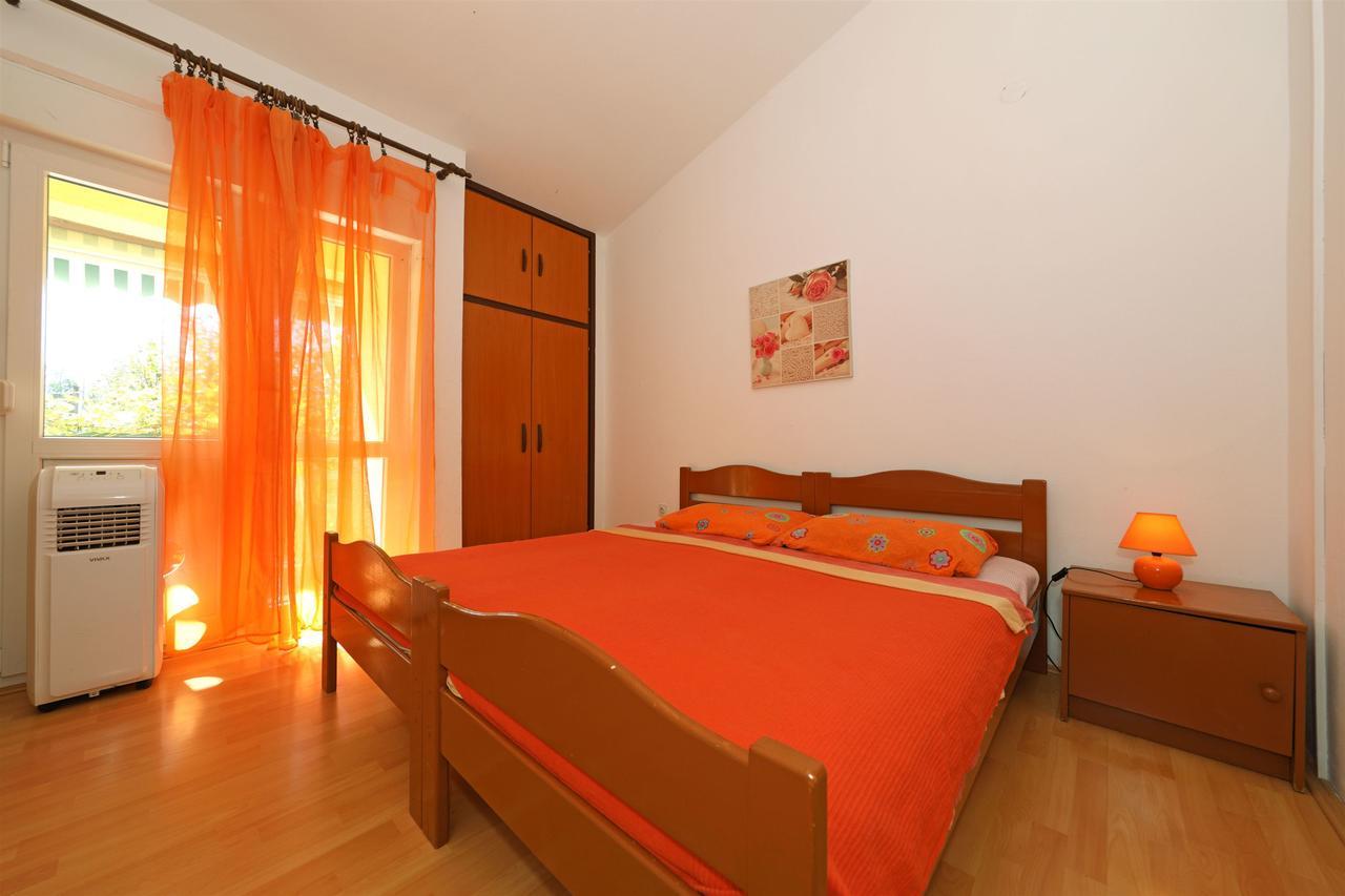 Apartments And Rooms Dragica Starigrad Exterior photo